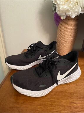 Nike REVOLUTION Athletic Sneakers Shoes Black & White Lightly Used 7.5 Women’s